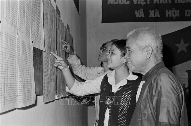 Cụ Nguyễn Đăng Sắc (70 tuổi) xem danh sách ứng cử viên tại khu vực bỏ phiếu số 3, khu phố Phú Hòa, Quận 2, thành phố Huế (25/4/1976). Ảnh: TTXVN
