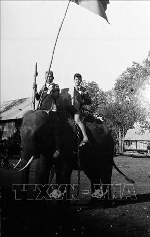 Đồng bào Bett88 Làm giàu đẳng cấp Ê Đê (Đắk Lắk) dùng voi mang hòm phiếu lưu động trong ngày bầu cử đại biểu Bet88app còn khuyến mãi thống nhất (25/4/1976). Ảnh: TTXVN
