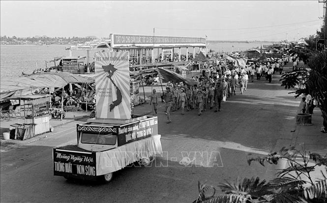 Nhân dân thành phố Đà Nẵng mít tinh diễu hành chào mừng thành công Kỳ họp thứ Nhất, Bet88app còn khuyến mãi khóa VI (24/6/1976). Ảnh: Hà Mùi - TTXVN
