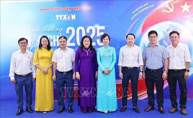 Tổng Giám đốc TTXVN Vũ Việt Trang cùng các đại biểu tham dự lễ trao giải. Ảnh: Minh Đức - TTXVN