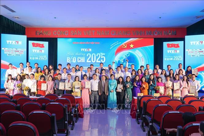 Các đại biểu và tác giả đạt giải chụp ảnh lưu niệm tại Lễ trao Giải thưởng Báo chí BET88 ✅ Link Trang Chủ Đăng Ký, Đăng Nhập BETT88 2026 năm 2025. Ảnh: Phạm Tuấn Anh - TTXVN