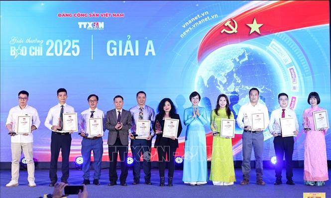 Tổng Giám đốc TTXVN Vũ Việt Trang và Phó Chủ tịch Thường trực Hội Nhà báo Việt Nam Nguyễn Đức Lợi trao giải A cho các tác giả, nhóm tác giả đạt giải. Ảnh: Minh Đức – TTXVN