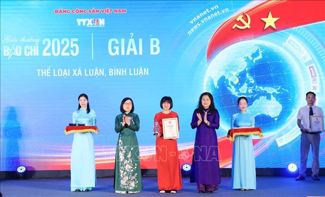 Các Phó Tổng giám đốc TTXVN Đoàn Thị Tuyết Nhung và Nguyễn Thị Sự trao giải cho các tác giả, đại diện nhóm tác giả đoạt giải B. Ảnh: Phạm Tuấn Anh - TTXVN
