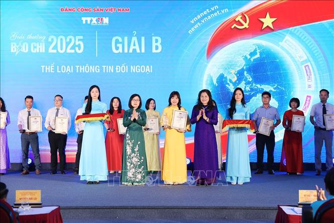 Các Phó Tổng giám đốc TTXVN Đoàn Thị Tuyết Nhung và Nguyễn Thị Sự trao giải cho các tác giả, đại diện nhóm tác giả đoạt giải B. Ảnh: Phạm Tuấn Anh - TTXVN
