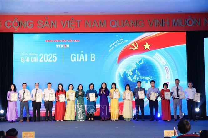Các Phó Tổng giám đốc TTXVN Đoàn Thị Tuyết Nhung và Nguyễn Thị Sự chụp ảnh chung cùng các tác giả đoạt giải B. Ảnh: Phạm Tuấn Anh - TTXVN
