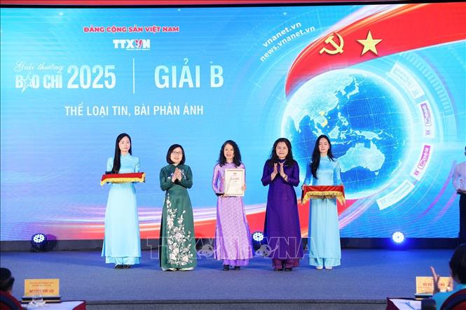 Các Phó Tổng giám đốc TTXVN Đoàn Thị Tuyết Nhung và Nguyễn Thị Sự trao giải B cho các tác giả. Ảnh: Phạm Tuấn Anh - TTXVN
