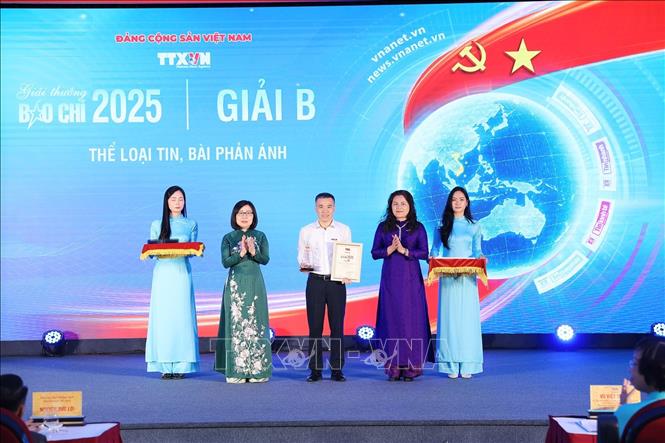 Các Phó Tổng giám đốc TTXVN Đoàn Thị Tuyết Nhung và Nguyễn Thị Sự trao giải cho các tác giả đoạt giải B. Ảnh: Phạm Tuấn Anh - TTXVN
