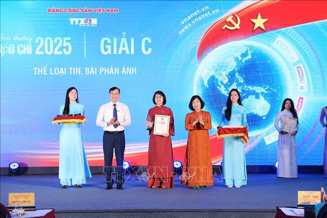 Nhà báo Trần Tiến Duẩn, Tổng Biên tập Báo Điện tử VietnamPlus và nhà báo Nguyễn Hồng Hạnh, Phó Trưởng ban Tổ chức - Cán bộ, Phó Chủ tịch thường trực Liên chi hội nhà báo TTXVN trao giải C cho các tác giả. Ảnh: Phạm Tuấn Anh - TTXVN
