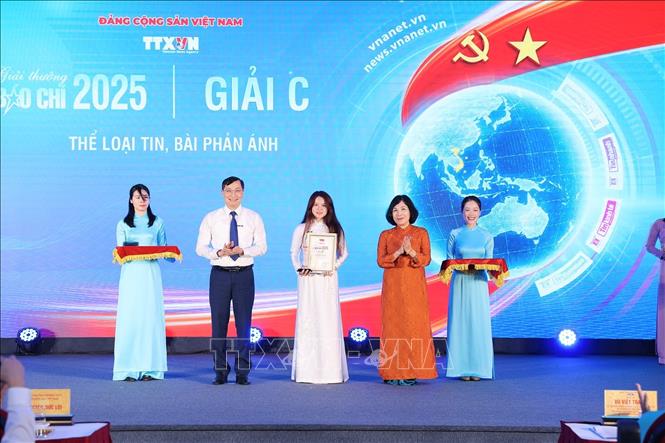 Nhà báo Trần Tiến Duẩn, Tổng Biên tập Báo Điện tử VietnamPlus và nhà báo Nguyễn Hồng Hạnh, Phó Trưởng ban Tổ chức - Cán bộ, Phó Chủ tịch thường trực Liên chi hội nhà báo TTXVN trao giải C cho các tác giả. Ảnh: Phạm Tuấn Anh - TTXVN
