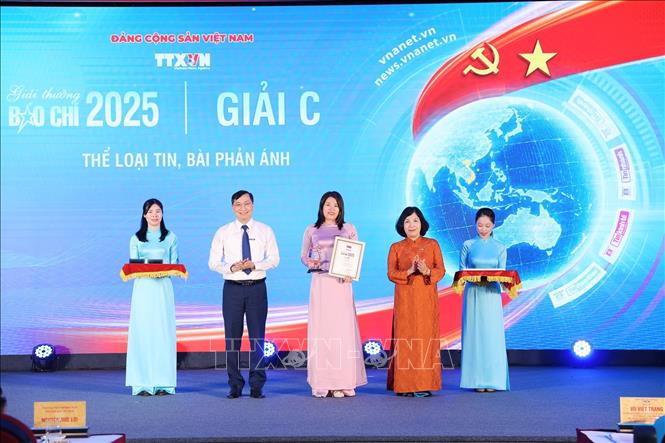 Nhà báo Trần Tiến Duẩn, Tổng Biên tập Báo Điện tử VietnamPlus và nhà báo Nguyễn Hồng Hạnh, Phó Trưởng ban Tổ chức - Cán bộ, Phó Chủ tịch thường trực Liên chi hội nhà báo TTXVN trao giải C cho các tác giả. Ảnh: Phạm Tuấn Anh - TTXVN