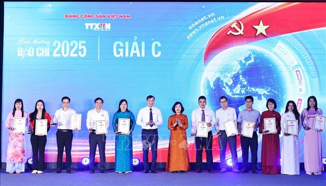 Nhà báo Nguyễn Hồng Hạnh, Phó Chủ tịch thường trực Liên chi hội nhà báo TTXVN và Tổng Biên tập Báo điện tử Vietnamplus Trần Tiến Duẩn trao giải C cho các tác giả. Ảnh: Minh Đức – TTXVN