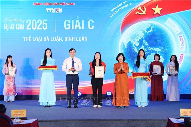 Nhà báo Trần Tiến Duẩn, Tổng Biên tập Báo Điện tử VietnamPlus và nhà báo Nguyễn Hồng Hạnh, Phó Trưởng ban Tổ chức - Cán bộ, Phó Chủ tịch thường trực Liên chi hội nhà báo TTXVN trao giải C cho các tác giả. Ảnh: Phạm Tuấn Anh - TTXVN
