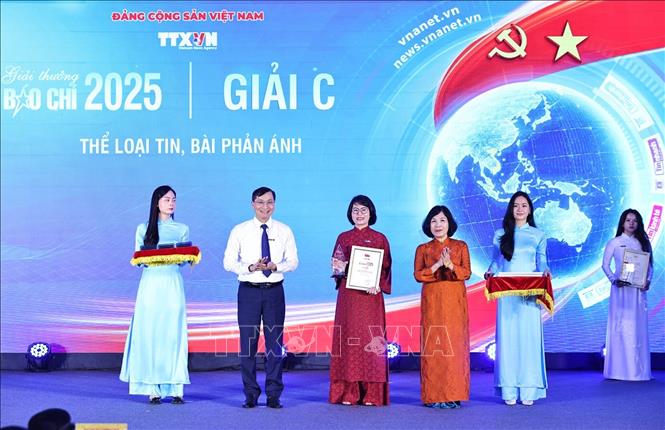 Nhà báo Nguyễn Hồng Hạnh, Phó Chủ tịch thường trực Liên chi hội nhà báo TTXVN và Tổng Biên tập Báo điện tử Vietnamplus Trần Tiến Duẩn trao giải C cho tác phẩm Cứu hộ xuyên đêm, tìm kiếm các nạn nhân vụ đắm tàu du lịch trên Vịnh Hạ Long của tác giả Nguyễn Thị Vân, Bùi Đức Hiếu (CQTT tại Quảng Ninh). Ảnh: Minh Đức – TTXVN