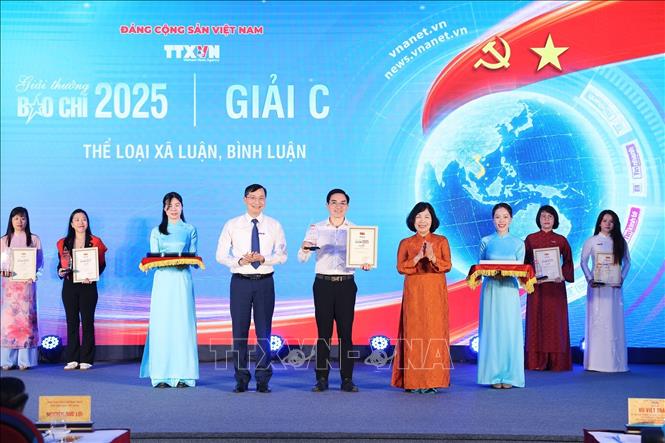 Nhà báo Trần Tiến Duẩn, Tổng Biên tập Báo Điện tử VietnamPlus và nhà báo Nguyễn Hồng Hạnh, Phó Trưởng ban Tổ chức - Cán bộ, Phó Chủ tịch thường trực Liên chi hội nhà báo TTXVN trao giải C cho các tác giả. Ảnh: Phạm Tuấn Anh - TTXVN