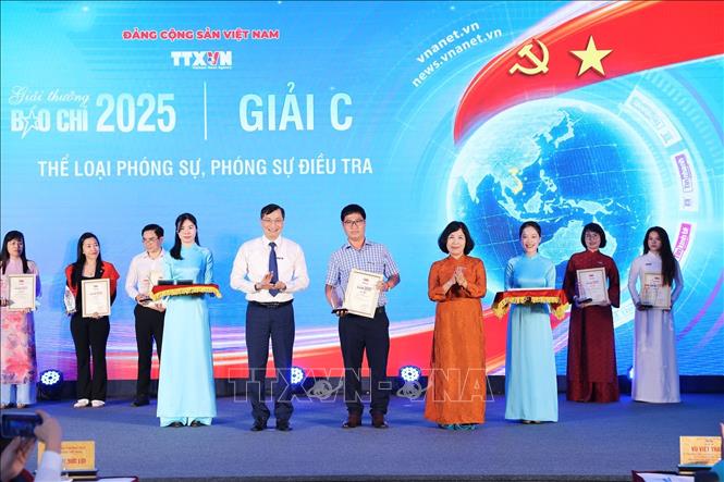 Nhà báo Trần Tiến Duẩn, Tổng Biên tập Báo Điện tử VietnamPlus và nhà báo Nguyễn Hồng Hạnh, Phó Trưởng ban Tổ chức - Cán bộ, Phó Chủ tịch thường trực Liên chi hội nhà báo TTXVN trao giải C cho các tác giả. Ảnh: Phạm Tuấn Anh - TTXVN