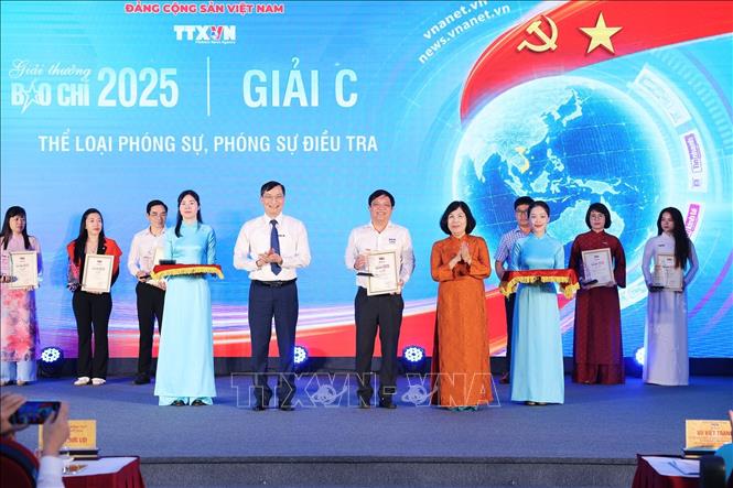Nhà báo Trần Tiến Duẩn, Tổng Biên tập Báo Điện tử VietnamPlus và nhà báo Nguyễn Hồng Hạnh, Phó Trưởng ban Tổ chức - Cán bộ, Phó Chủ tịch thường trực Liên chi hội nhà báo TTXVN trao giải C cho các tác giả. Ảnh: Phạm Tuấn Anh - TTXVN

