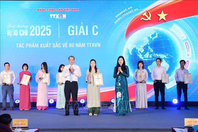Bà Đỗ Thị Trang, Phó Bí thư chuyên trách Đảng ủy TTXVN và ông Nguyễn Quang Hải, Trưởng Ban biên tập Ảnh, Ủy viên Thường vụ Liên chi hội nhà báo TTXVN trao giải cho tác giả đoạt giải C. Ảnh: Phạm Tuấn Anh - TTXVN