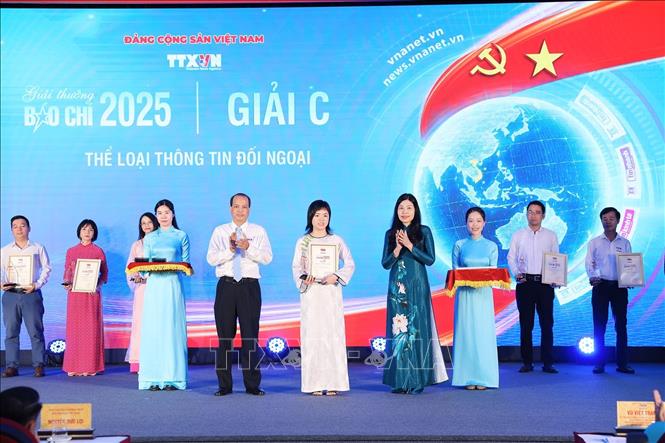 Bà Đỗ Thị Trang, Phó Bí thư chuyên trách Đảng ủy TTXVN và ông Nguyễn Quang Hải, Trưởng Ban biên tập Ảnh, Ủy viên Thường vụ Liên chi hội nhà báo TTXVN trao giải cho tác giả đoạt giải C. Ảnh: Phạm Tuấn Anh - TTXVN