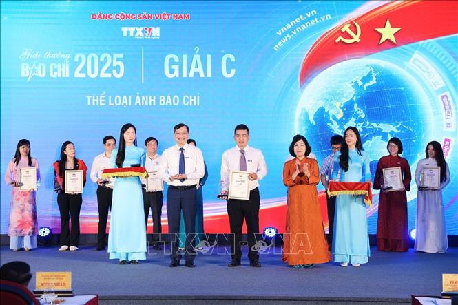 Nhà báo Trần Tiến Duẩn, Tổng Biên tập Báo Điện tử VietnamPlus và nhà báo Nguyễn Hồng Hạnh, Phó Trưởng ban Tổ chức - Cán bộ, Phó Chủ tịch thường trực Liên chi hội nhà báo TTXVN trao giải C cho các tác giả. Ảnh: Phạm Tuấn Anh - TTXVN
