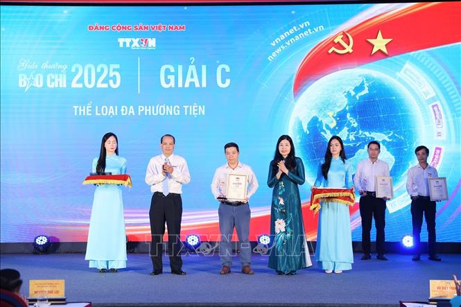 Bà Đỗ Thị Trang, Phó Bí thư chuyên trách Đảng ủy TTXVN và ông Nguyễn Quang Hải, Trưởng Ban biên tập Ảnh, Ủy viên Thường vụ Liên chi hội nhà báo TTXVN trao giải cho tác giả đoạt giải C. Ảnh: Phạm Tuấn Anh - TTXVN