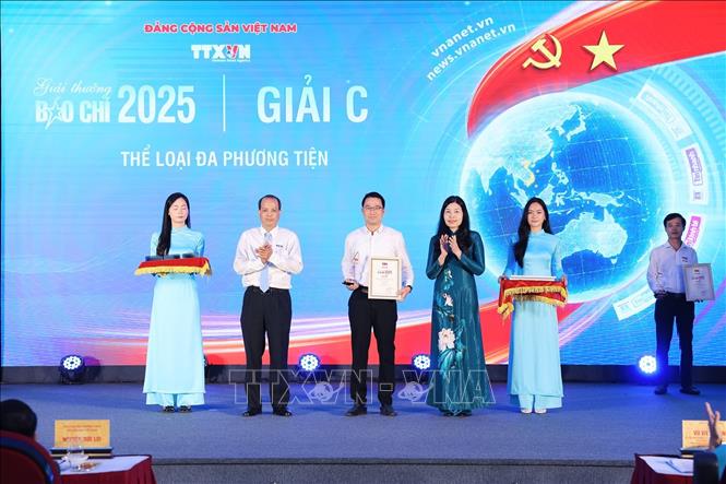 Bà Đỗ Thị Trang, Phó Bí thư chuyên trách Đảng ủy TTXVN và ông Nguyễn Quang Hải, Trưởng Ban biên tập Ảnh, Ủy viên Thường vụ Liên chi hội nhà báo TTXVN trao giải cho tác giả đoạt giải C. Ảnh: Phạm Tuấn Anh - TTXVN