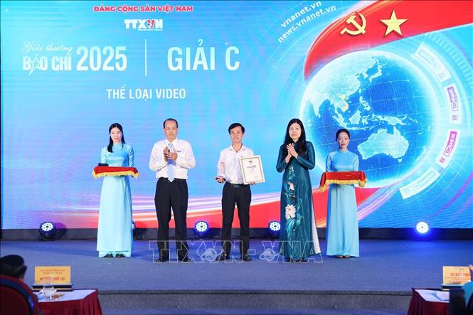 Bà Đỗ Thị Trang, Phó Bí thư chuyên trách Đảng ủy TTXVN và ông Nguyễn Quang Hải, Trưởng Ban biên tập Ảnh, Ủy viên Thường vụ Liên chi hội nhà báo TTXVN trao giải cho tác giả đoạt giải C. Ảnh: Phạm Tuấn Anh - TTXVN