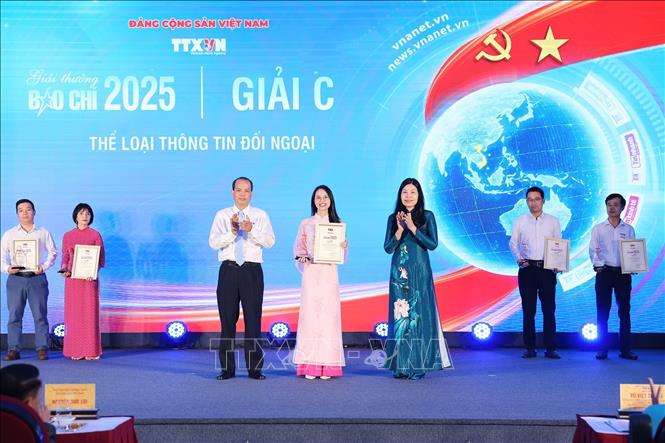 Bà Đỗ Thị Trang, Phó Bí thư chuyên trách Đảng ủy TTXVN và ông Nguyễn Quang Hải, Trưởng Ban biên tập Ảnh, Ủy viên Thường vụ Liên chi hội nhà báo TTXVN trao giải cho tác giả đoạt giải C. Ảnh: Phạm Tuấn Anh - TTXVN