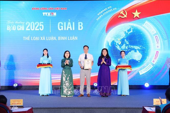 Các Phó Tổng giám đốc BET88 ✅ Link Trang Chủ Đăng Ký, Đăng Nhập BETT88 2026 Nguyễn Thị Sự và Đoàn Thị Tuyết Nhung trao giải B cho các tác giả. Ảnh: Phạm Tuấn Anh - TTXVN
