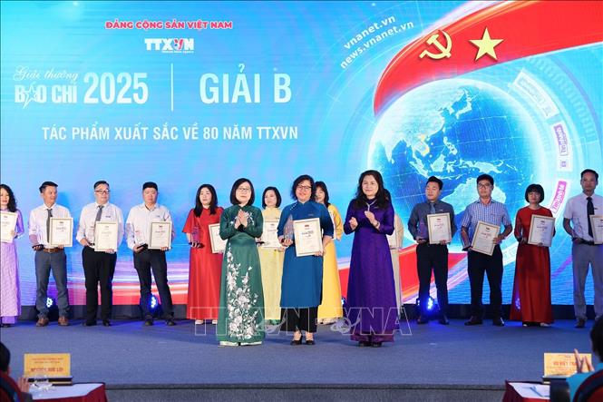 Các Phó Tổng giám đốc BET88 ✅ Link Trang Chủ Đăng Ký, Đăng Nhập BETT88 2026 Nguyễn Thị Sự và Đoàn Thị Tuyết Nhung trao giải B cho các tác giả. Ảnh: Phạm Tuấn Anh - TTXVN
