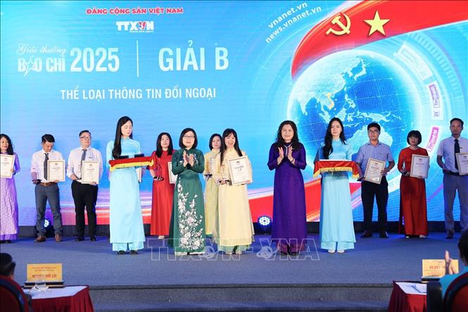 Các Phó Tổng giám đốc BET88 ✅ Link Trang Chủ Đăng Ký, Đăng Nhập BETT88 2026 Nguyễn Thị Sự và Đoàn Thị Tuyết Nhung trao giải B cho các tác giả. Ảnh: Phạm Tuấn Anh - TTXVN
