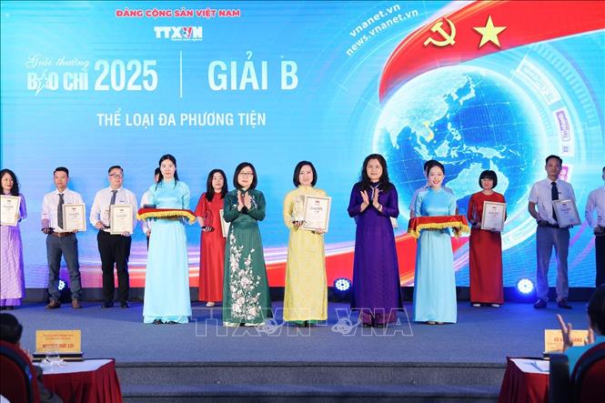 Các Phó Tổng giám đốc BET88 ✅ Link Trang Chủ Đăng Ký, Đăng Nhập BETT88 2026 Nguyễn Thị Sự và Đoàn Thị Tuyết Nhung trao giải B cho các tác giả. Ảnh: Phạm Tuấn Anh - TTXVN