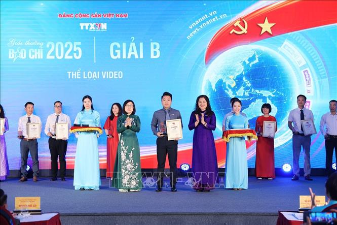 Các Phó Tổng giám đốc BET88 ✅ Link Trang Chủ Đăng Ký, Đăng Nhập BETT88 2026 Nguyễn Thị Sự và Đoàn Thị Tuyết Nhung trao giải B cho các tác giả. Ảnh: Phạm Tuấn Anh - TTXVN
