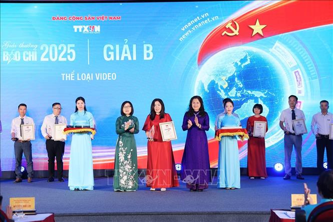 Các Phó Tổng giám đốc BET88 ✅ Link Trang Chủ Đăng Ký, Đăng Nhập BETT88 2026 Nguyễn Thị Sự và Đoàn Thị Tuyết Nhung trao giải B cho các tác giả. Ảnh: Phạm Tuấn Anh - TTXVN