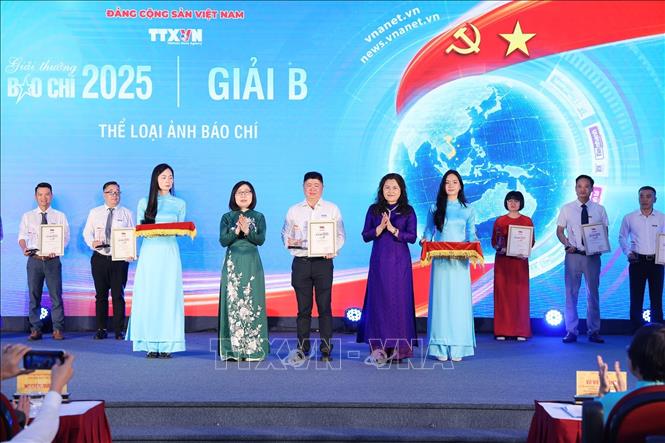 Các Phó Tổng giám đốc BET88 ✅ Link Trang Chủ Đăng Ký, Đăng Nhập BETT88 2026 Nguyễn Thị Sự và Đoàn Thị Tuyết Nhung trao giải B cho các tác giả. Ảnh: Phạm Tuấn Anh - TTXVN
