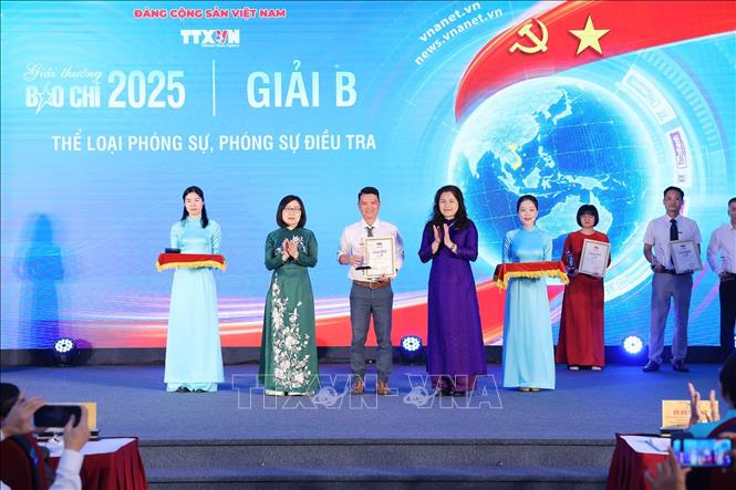 Các Phó Tổng giám đốc BET88 ✅ Link Trang Chủ Đăng Ký, Đăng Nhập BETT88 2026 Nguyễn Thị Sự và Đoàn Thị Tuyết Nhung trao giải B cho các tác giả. Ảnh: Phạm Tuấn Anh - TTXVN
