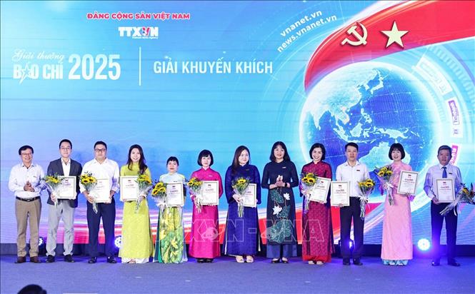 Trao giải Khuyến khích cho các tác giả. Ảnh: Minh Đức – TTXVN