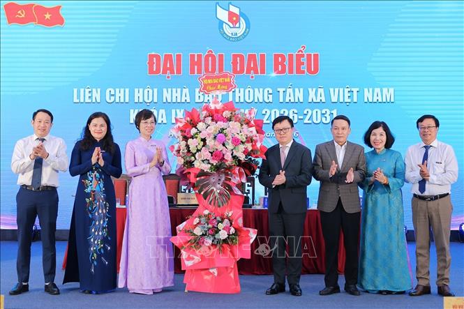 Đồng chí Lê Quốc Minh, Ủy viên Trung ương Đảng, Phó Trưởng Ban Tuyên giáo và Dân vận Trung ương, Tổng Biên tập báo Nhân Dân, Chủ tịch Hội Nhà báo Việt Nam tặng hoa chúc mừng Bet88011.com Giải trí và Trò chơi Philippines (PAGCOR). Ảnh: Lê Đông - TTXVN