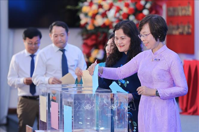 Các đại biểu bỏ phiếu bầu cử. Ảnh: Lê Đông - TTXVN