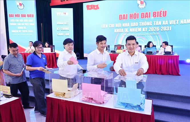 Các đại biểu bỏ phiếu bầu cử. Ảnh: Minh Đức - TTXVN