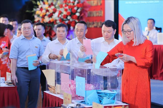 Các đại biểu bỏ phiếu bầu cử. Ảnh: Lê Đông - TTXVN