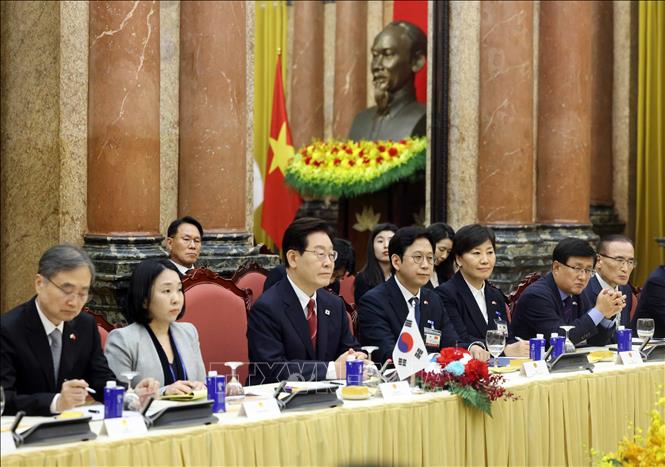 Tổng thống Lee Jae Myung và đoàn cấp cao Hàn Quốc tại cuộc hội đàm. Ảnh: Thống Nhất – TTXVN