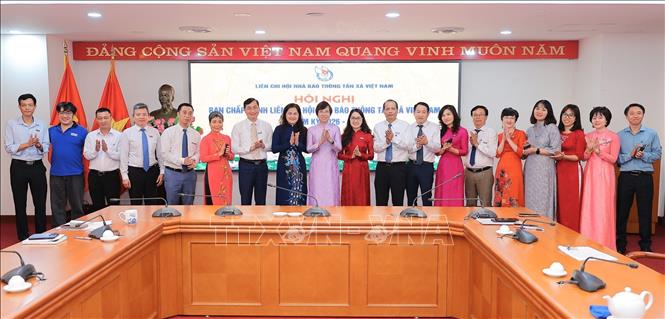 Đ/c Vũ Việt Trang, Ủy viên Ban Thường vụ Đảng ủy các cơ quan Đảng Trung ương, Bí thư Đảng ủy, Tổng giám đốc TTXVN, Phó trưởng ban Tuyên giáo và Dân vận Trung ương chúc mừng Ban thường vụ nhiệm kỳ mới. Ảnh: Lê Đông - TTXVN 