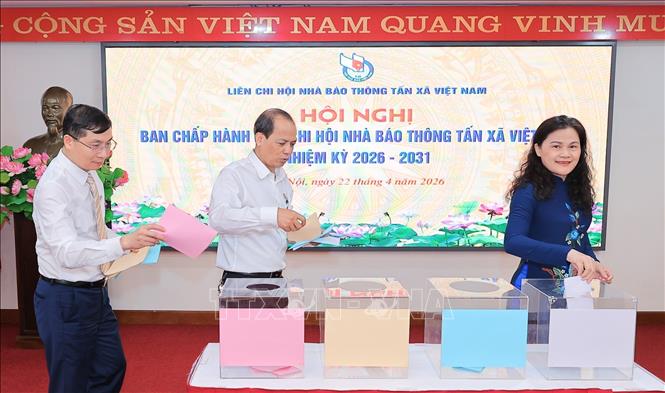 Các đại biểu bỏ phiếu bầu Ban thường vụ nhiệm kỳ mới. Ảnh: Lê Đông - TTXVN 