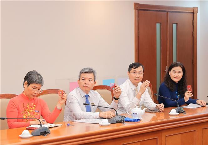 Ban chấp hành mới biểu quyết thông qua Đề án Ban thường vụ nhiệm kỳ mới. Ảnh: Lê Đông - TTXVN