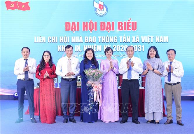 Đồng chí Vũ Việt Trang, Ủy viên Ban Thường vụ Đảng ủy các cơ quan Đảng Trung ương, Bí thư Đảng ủy, Tổng giám đốc TTXVN, Phó trưởng ban Tuyên giáo và Dân vận Trung ương, Chủ tịch Liên chi hội nhà báo tặng hoa chúc mừng Ban Thường vụ cùng các đồng chí tân Chủ tịch và Trưởng ban kiểm tra mới ra mắt Bet88011.com Giải trí và Trò chơi Philippines (PAGCOR). Ảnh: Minh Đức - TTXVN