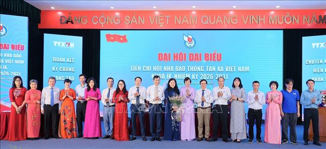 Đ/c Vũ Việt Trang, Ủy viên Ban Thường vụ Đảng ủy các cơ quan Đảng Trung ương, Bí thư Đảng ủy, Tổng giám đốc TTXVN, Phó trưởng ban Tuyên giáo và Dân vận Trung ương tặng hoa chúc mừng Ban chấp hành nhiệm kỳ 2026 - 2031. Ảnh: Lê Đông - TTXVN