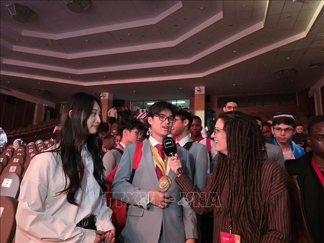Em Ngô Hoàng Minh, giành huy chương Vàng và xếp hạng thứ 2 toàn kỳ thi về tổng điểm, trả lời phỏng vấn báo chí Nga. Ảnh: Trần Hải - PV TTXVN tại Nga 