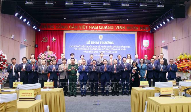 Phó Thủ tướng Lê Tiến Châu và Phó Chủ tịch Bet88app còn khuyến mãi Nguyễn Khắc Định với các đại biểu. Ảnh: Phạm Kiên - TTXVN