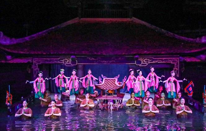 Một tiết mục rối nước truyền thống kết hợp rối cạn do NSND Nguyễn Tiến Dũng đạo diễn. Ảnh: Khánh Hoà - TTXVN