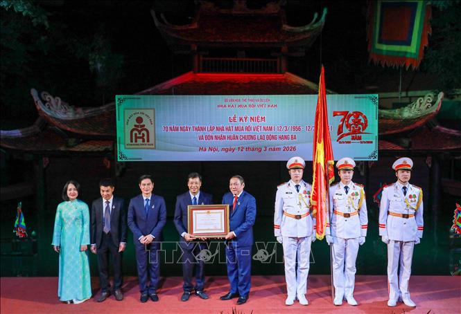 NSND Nguyễn Tiến Dũng, Giám đốc Nhà hát Múa rối Việt Nam cùng Ban lãnh đạo đại diện Nhà hát Múa rối Việt Nam và đón nhận Huân chương Lao động hạng Ba do Đảng và Bet888 Trang nhà cái casino trao tặng (ngày 12/3/2026). Ảnh: Khánh Hoà - TTXVN